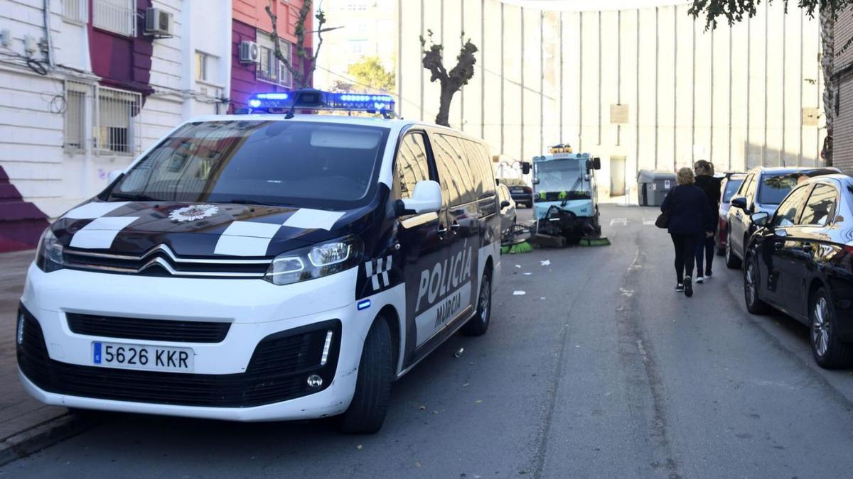 Esperó a la Policía fumándose un cigarro tras cortarse las venas ante