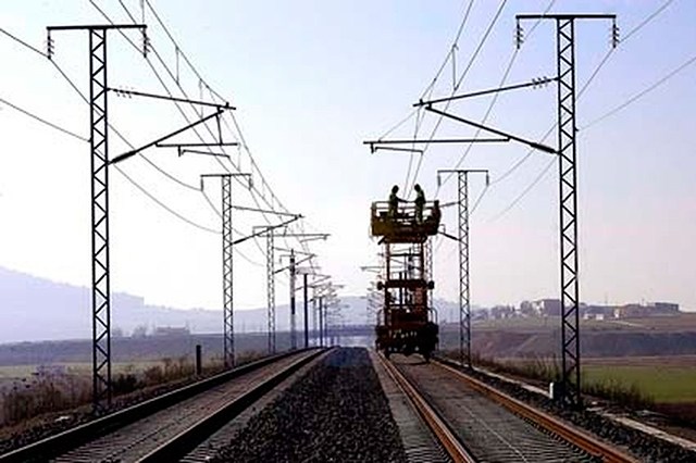 Adif AV puts in tension a new section of catenary in the High Speed ...