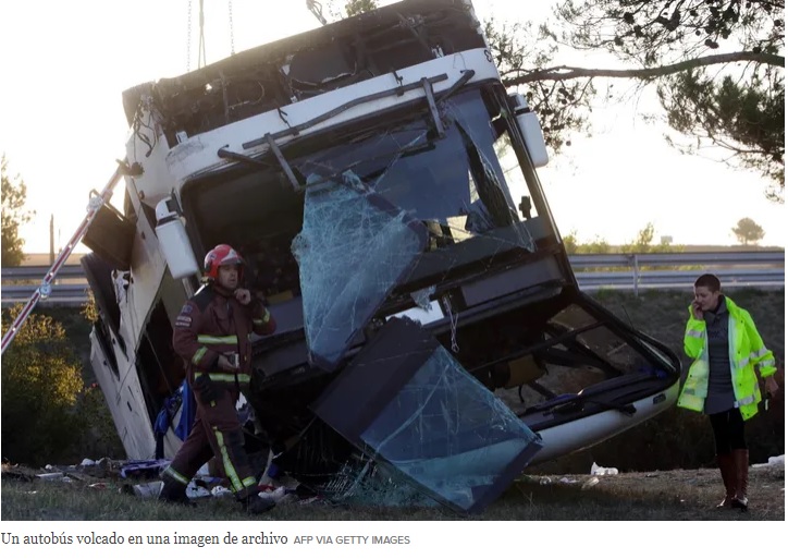 Una veintena de heridos y tres personas atrapadas al volcar un autocar ...