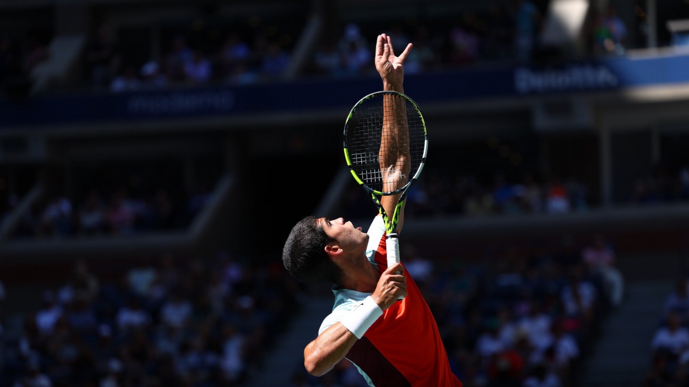 Carlos Alcaraz, al servicio. Foto: ATP Tour en español