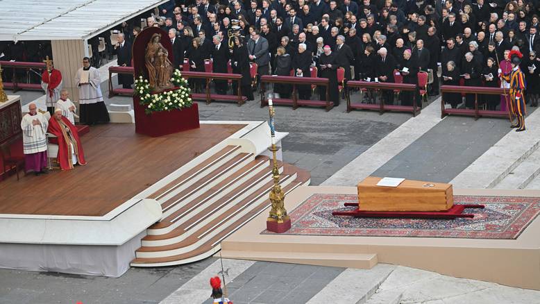 El papa Francisco preside hoy el histórico funeral de Benedicto XVI en ...