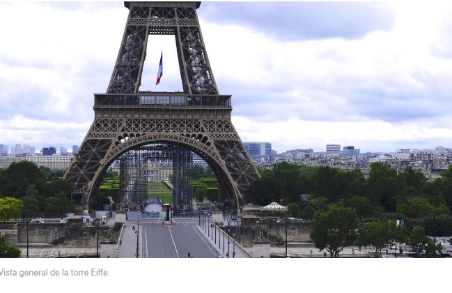 Evacúan la Torre Eiffel y sus alrededores por una alerta de bomba ...