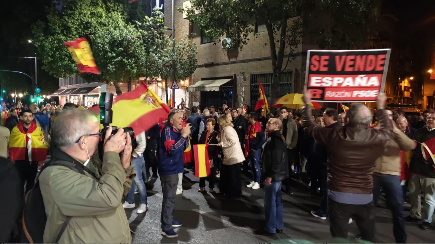 MURCIA/ Medio millar de personas protesta ante la sede del PSOE en la ...